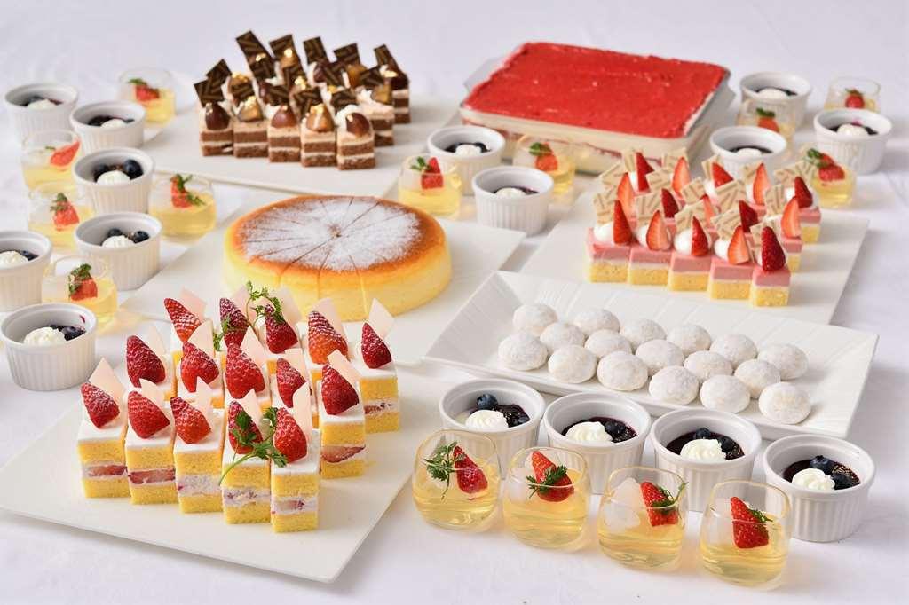 Nagoya Prince Hotel Sky Tower Étterem fotó A selection of desserts